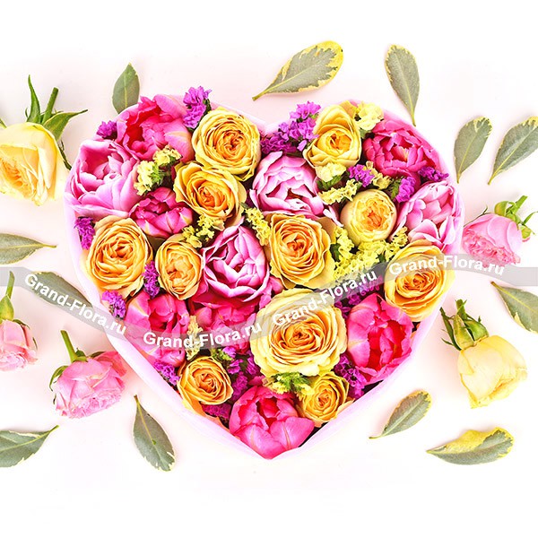 Гамма чувств - композиция в форме сердца с тюльпанами 