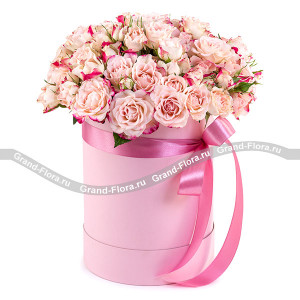 Нежность дня  - шляпная коробка с розовыми кустовыми розами